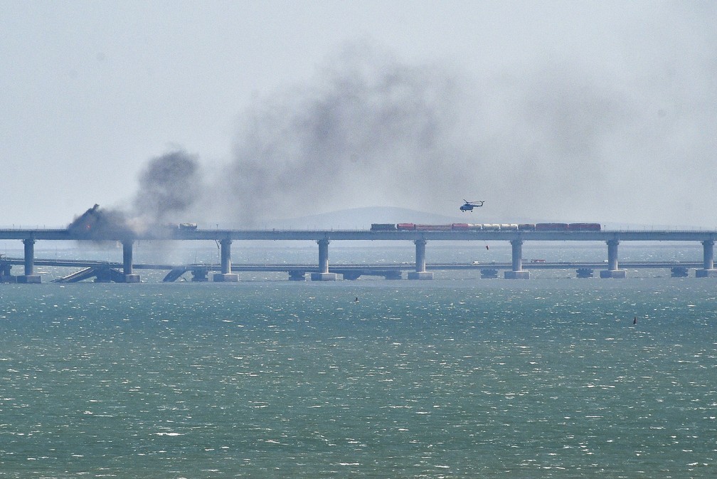 Helicóptero joga água em incêndio na ponte entre Rússia e Crimeia — Foto: ASSOCIATED PRESS