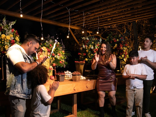 Márcia Fellipe e Rod Bala comemoram com Fellipe Matheus, Athos Levi e David Lucas (Foto: Erlon Filgueiras/Brazil News)