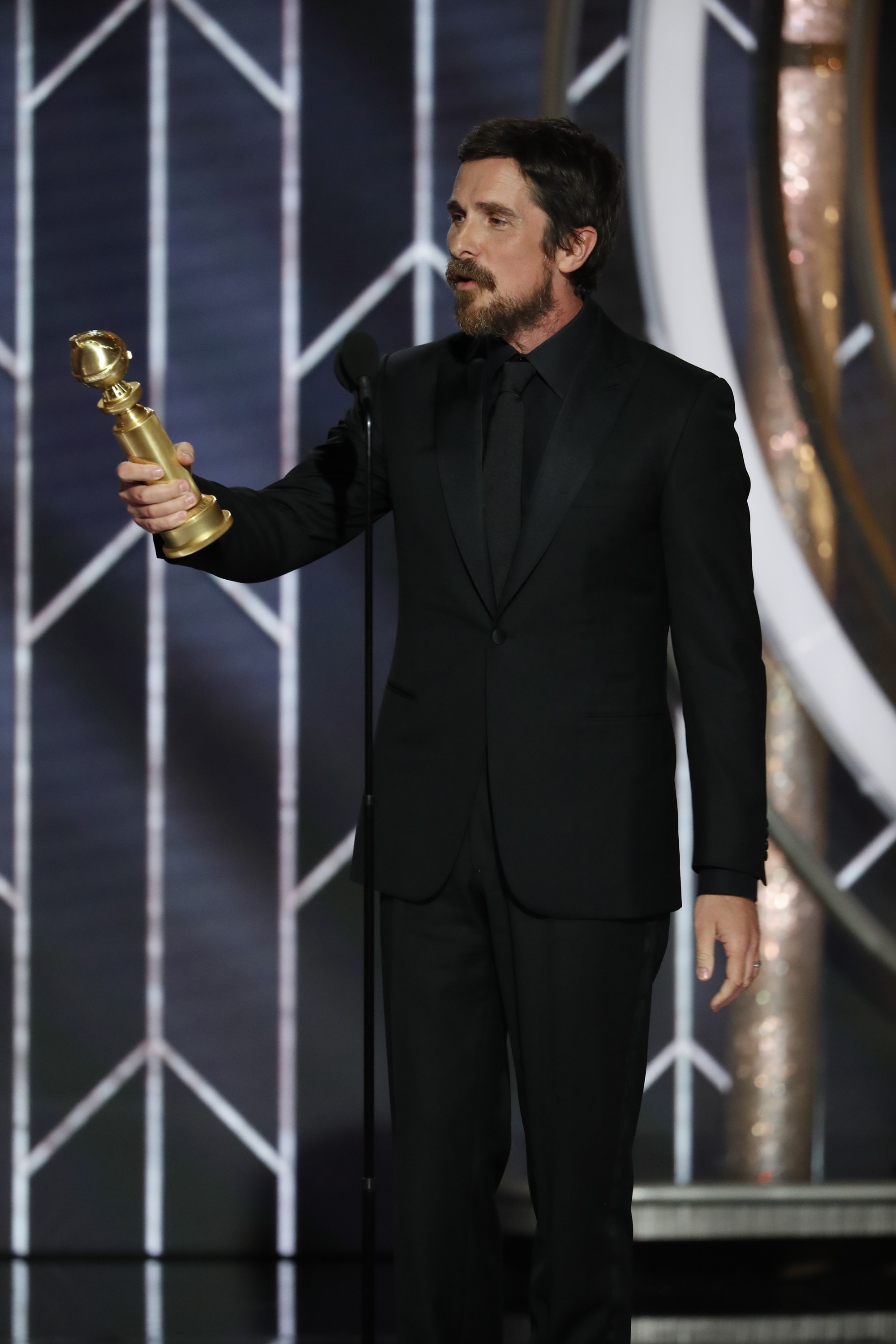 Christian Bale recebe o Globo de Ouro de Melhor Ator em Comédia ou Musical (Foto: getty)