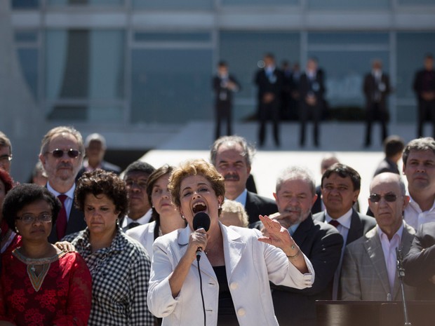 A presidente afastada Dilma Rousseff discrusa para apoiadores durante sua saída do Palácio do Planalto, em Brasília (Foto: Felipe Dana/AP)