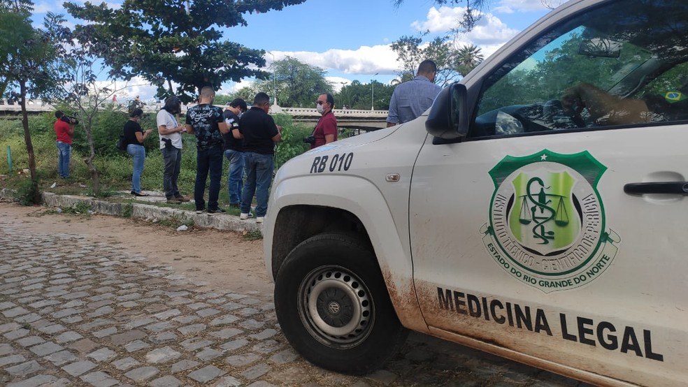 Equipe do Itep esteve no local para acompanhar retirada de corpo do Rio Mossoró — Foto: Isaiana Santos/Inter TV Cabugi