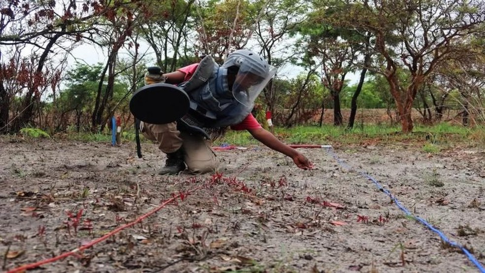 Sapadoras como Joaquina Barbosa desempenham um papel crucial nos esforços para livrar Angola do legado mortal da guerra civil de 1975-2002 — Foto: Mines Advisory Group via BBC