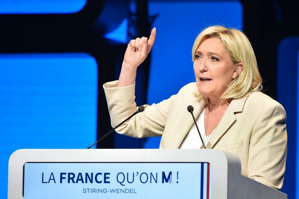 Marine Le Pen em discurso em 1º de abril de 2022 — Foto: Jean-Christophe Verhaegen / AFP