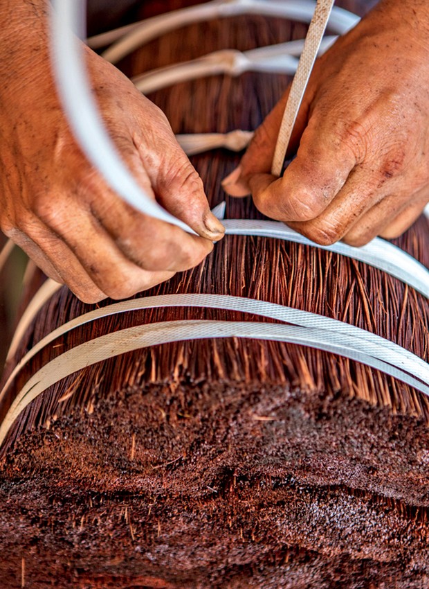 Artesão do Núcleo de Arte e Cultura Indígena de Barcelos (NACIB), no Amazonas, trança fibra de piaçava (Foto: Felipe Abreu / Divulgação)