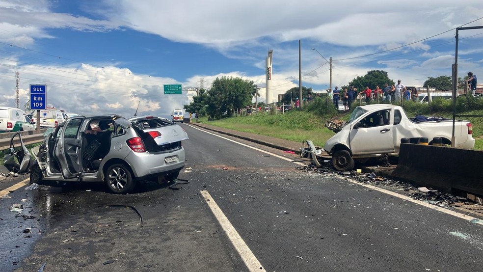 Veículos ficaram com a parte frontal destruída em acidente em Sumaré — Foto: Junia Vasconcelos/EPTV