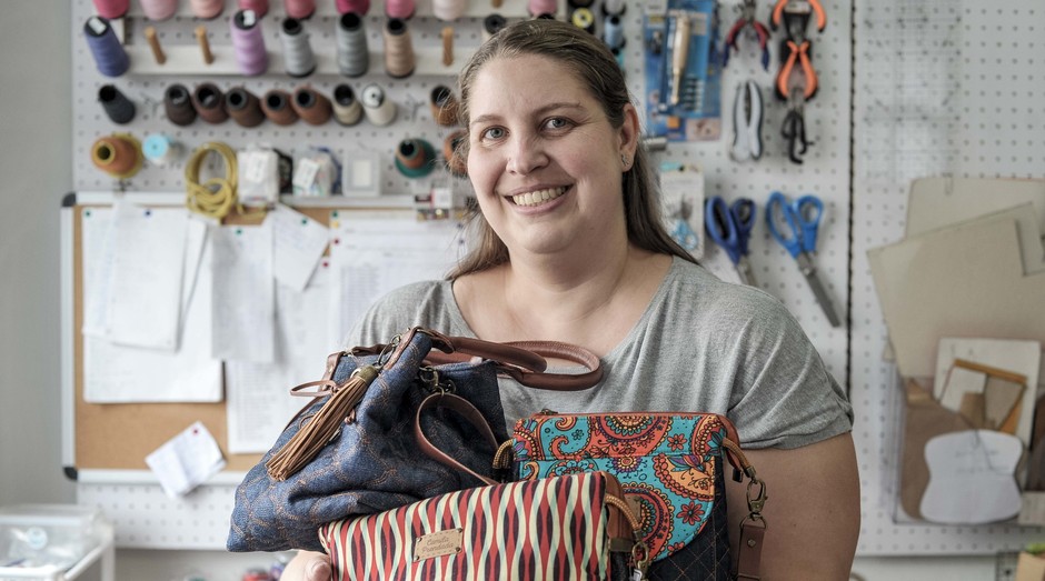 Camila Prendada é artesã e produz bolsas e acessórios. Segundo ela, os materiais que mais aumentaram de preço foram as ferragens que usa nas bolsa (Foto: Reinaldo Canato / Ricardo Yoithi Matsukawa - ME / Sebrae-SP)