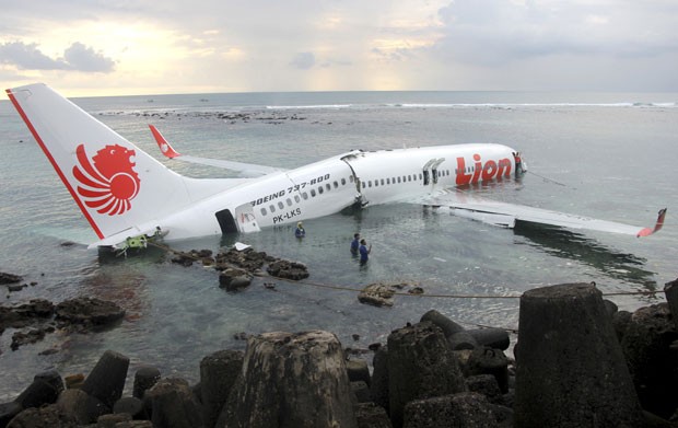 Avião pousou na água com mais de 100 pessoas a bordo em Bali (Foto: AP/Polícia da Indonésia)