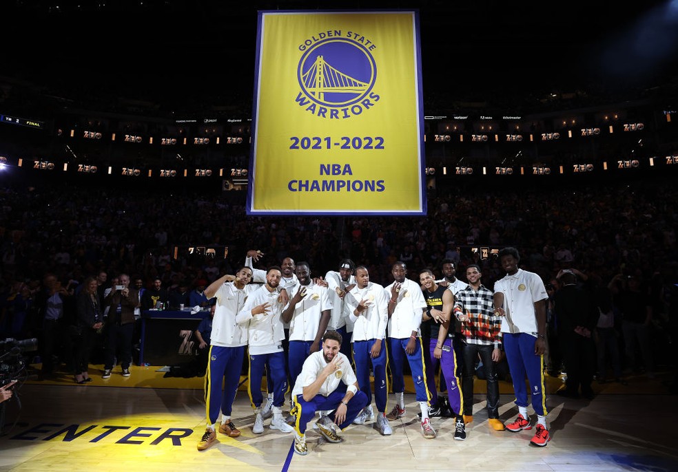 As feras dos Warriors exibem orgulhosos seus anéis de campeões de 2021/2022 — Foto: Getty Images