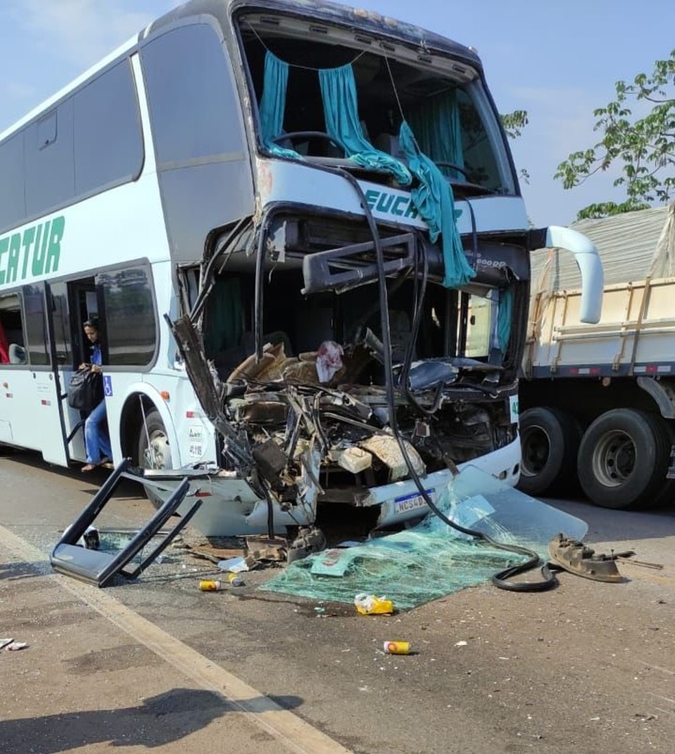 Acidente entre ônibus, caminhão de cerveja e carro deixa quatro feridos na BR-364 em RO — Foto: Reprodução/Redes Sociais 