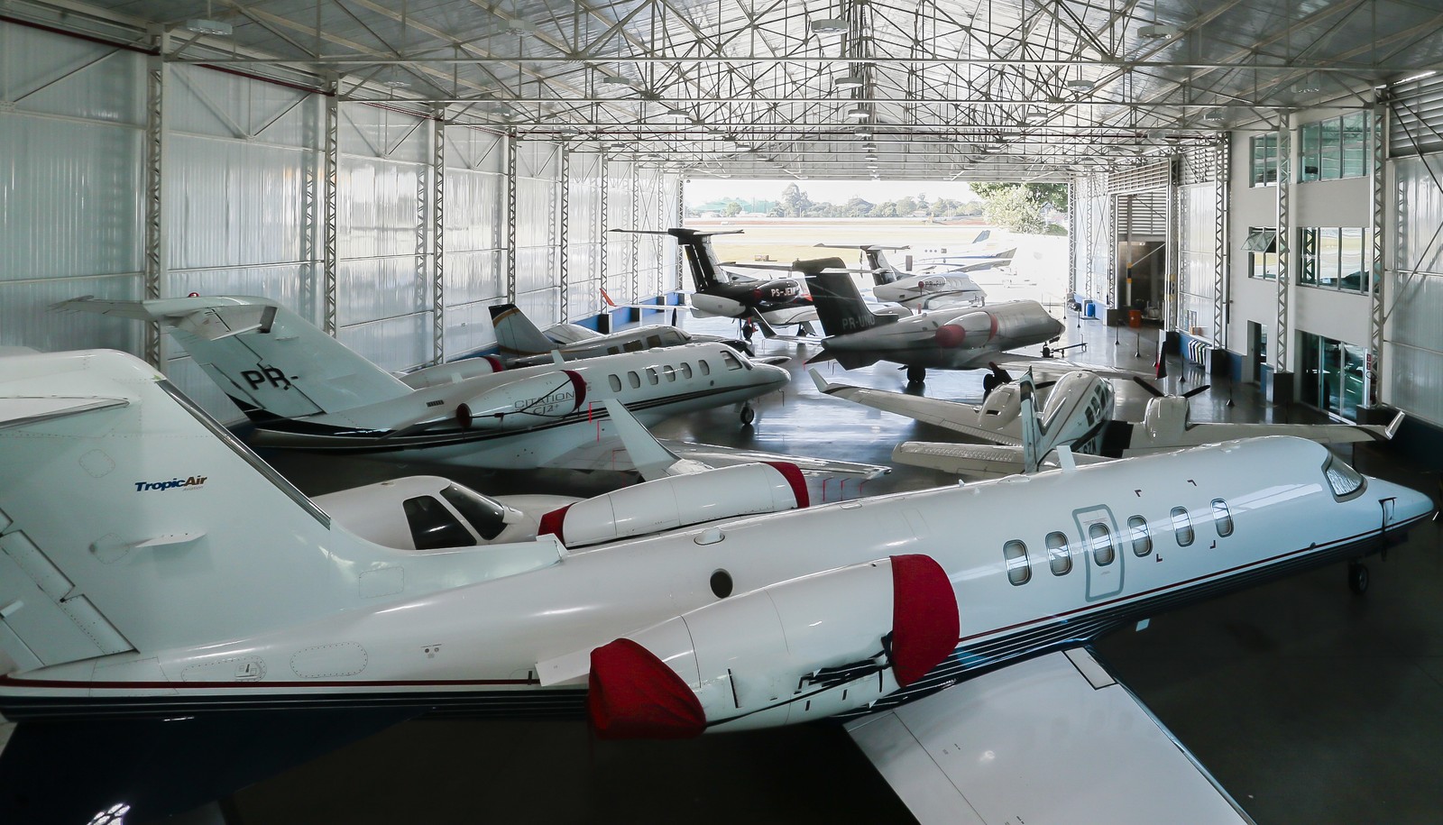 No Hangar da Tropic Air, aviões de milionários ficam disponíveis para afretamento, o que ajuda a reduzir os custos de manutenção desse privilégio pessoalAgência O Globo