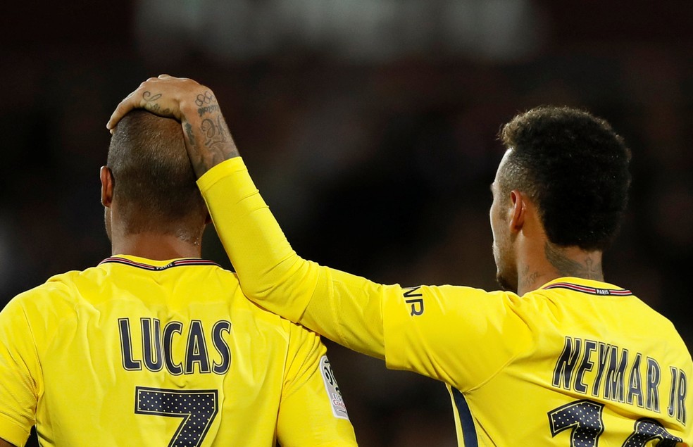 Lucas e Neymar são amigos, mas pouco atuaram juntos nesta temporada (Foto: Reuters)