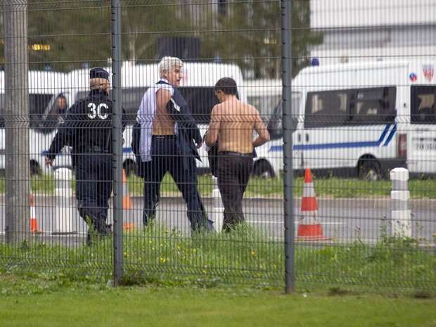 Xavier Broseta, da Air France, sai da reunião com as roupas rasgadas após anunciar cortes (Foto: Jacques Brinon/AP)