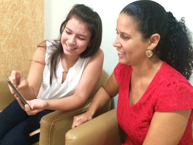 Professora e filha aprovam novo aplicativo em Goiânia, Goiás (Foto: Paula Resende/ G1)