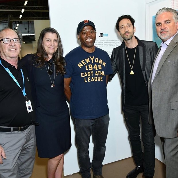 O local também é frequentado por personalidades hollywoodianas, como o ator Adrien Brody (segundo a direita) (Foto: reprodução/ instagram)