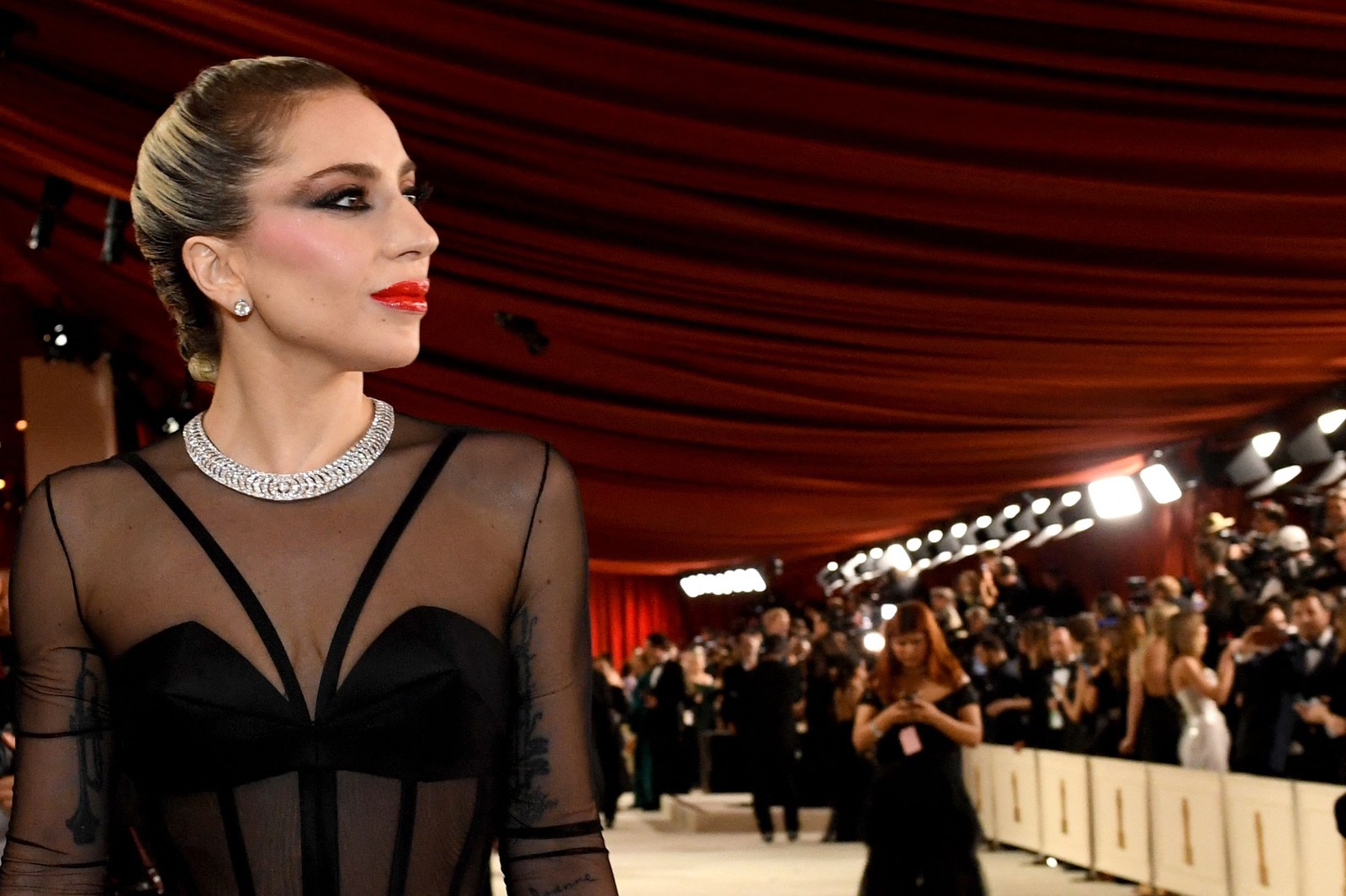 Lady Gaga no tapete vermelho do Oscar — Foto: VALERIE MACON / AFP
