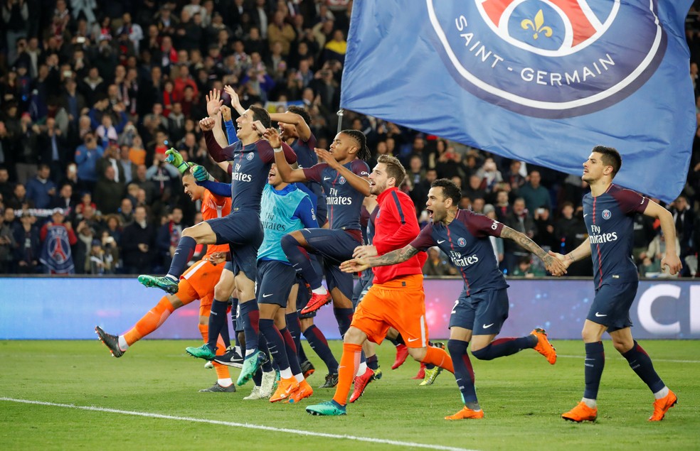 Jogadores do PSG festejam a conquista do título francês (Foto: REUTERS/Charles Platiau)