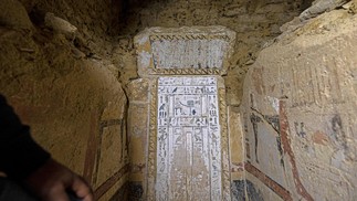 Múmia coberta em ouro foi encontrada nas escavações — Foto:  Khaled DESOUKI / AFP