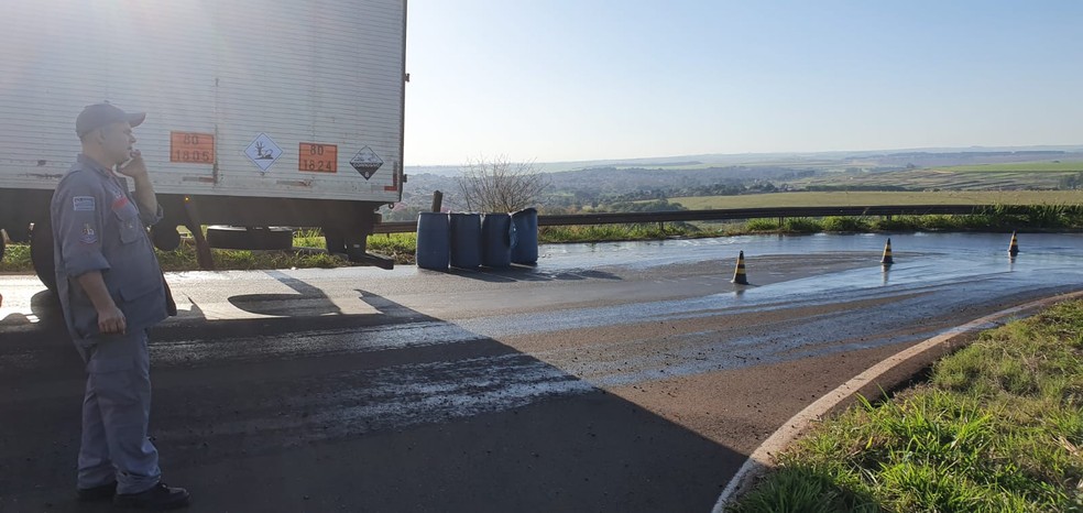 Queda de quatro tambores carregados com produtos químicos causa interdição em rodovia de Ourinhos — Foto: Laperuta/Passando a Régua