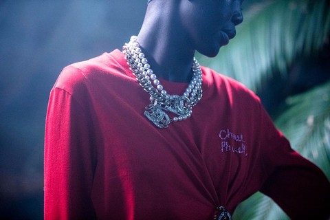 Os colares de pérola, adotados pelo rapper há alguns anos, ganham destaque como melhor acessório da coleção.