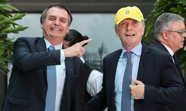 Jair Bolsonaro em visita ao presidente da Argentina, Maurício Macri, em 2019: crise financeira do último ano de mandato levou à derrota na eleição 