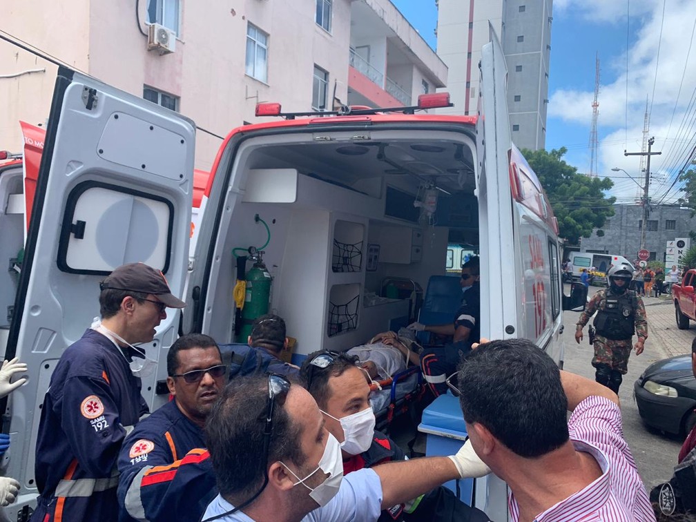Homem é resgatado do prédio residencial que desabou em Fortaleza — Foto: Almir Gadelha/TV Verdes Mares