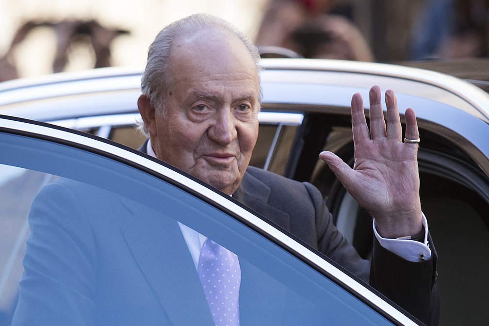 O rei Juan Carlos I, da Espanha, acena para a imprensa em frente a catedral de Palma de Maiorca após a tradicional missa de Páscoa em 1º de abril de 2018 — Foto: Jaime Reina/AFP/Arquivo