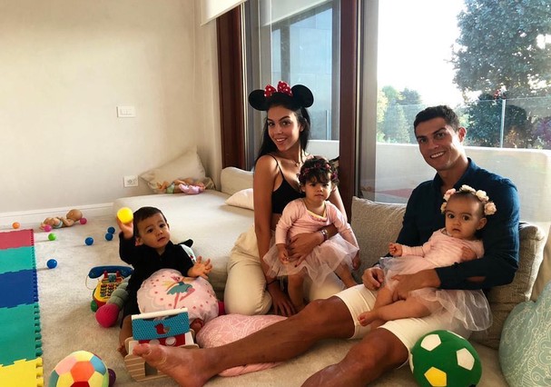 Cristiano Ronaldo e sua família (Foto: Instagram/Reprodução)