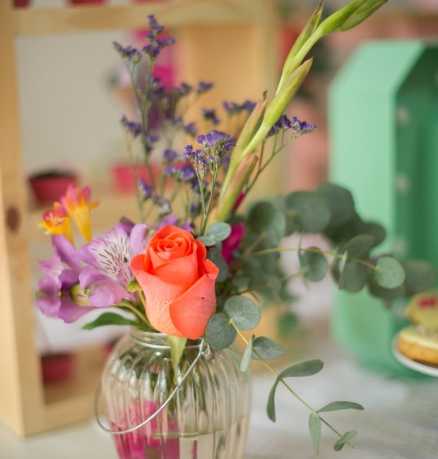 Miniarranjo de flores em vasinho de pendurar (Foto: Carina Iwahashi/Editora Globo)