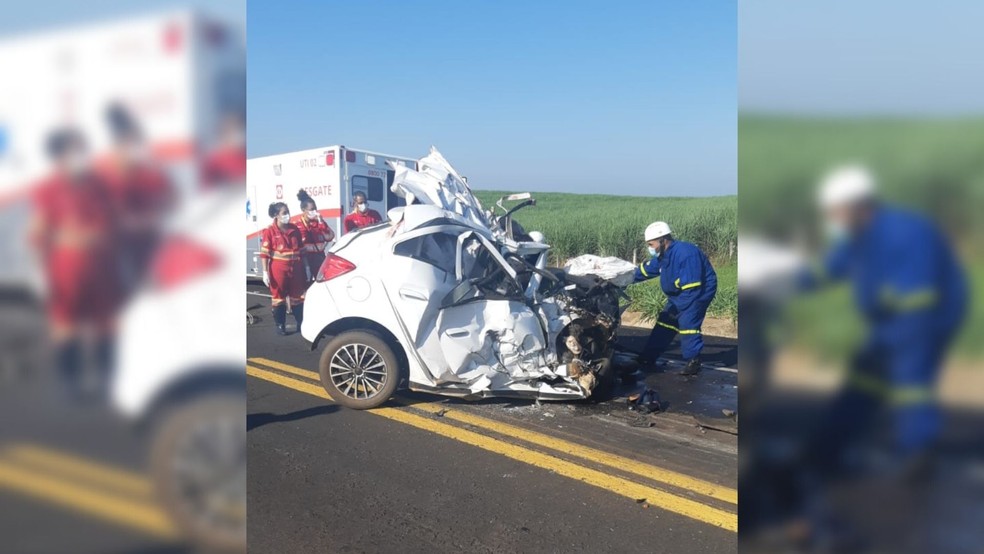 Motorista do carro morreu no local e os caminhoneiros não sofreram ferimentos — Foto: Polícia Rodoviária Federal/Divulgação