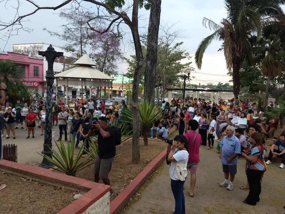 Ato reuniu manifestantes na Praça Povos da Floresta, em Rio Branco  — Foto: Aline Nascimento/G1