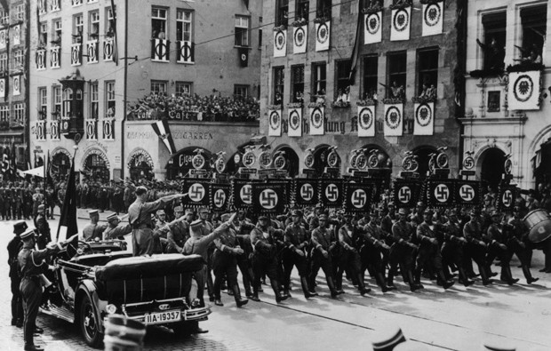 Hitler saúda as tropas nazistas: sobriedade afetada pelas drogas  (Foto: Getty Images)