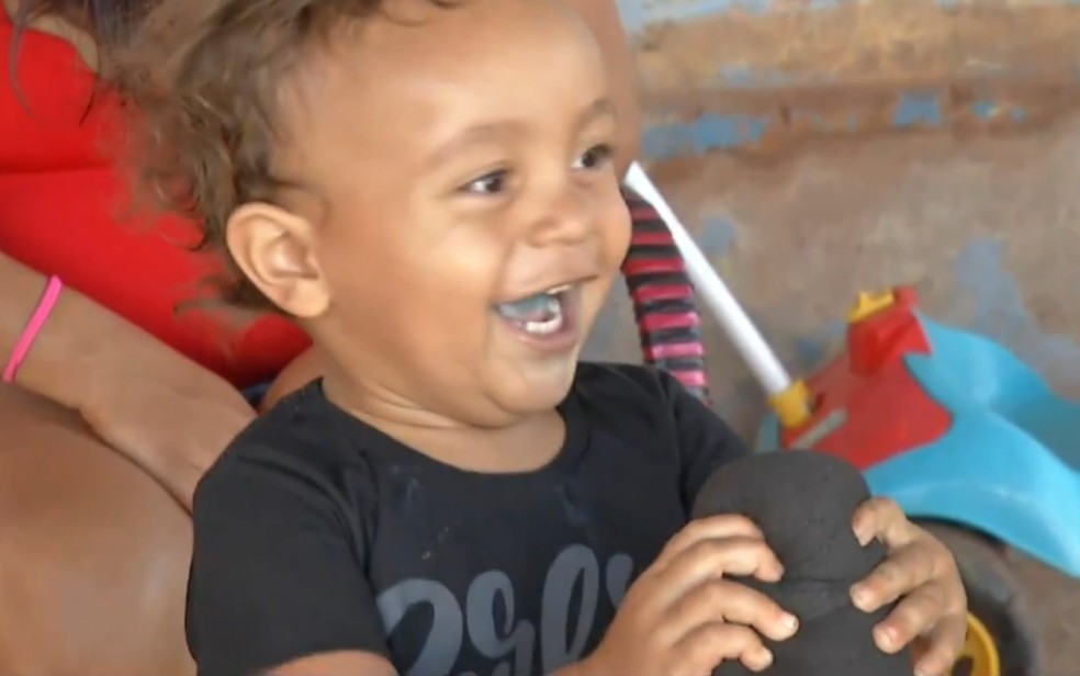 Artur Santos após se livrar da panela que estava presa na cabeça — Foto: Reprodução/TV Anhanguera
