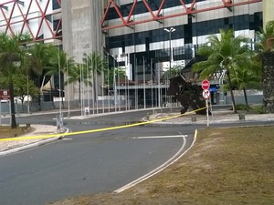 Parte de um pavimento desabou no Centro de Convenões da Bahia (Foto: Hernique Mendes/ G1 Bahia)