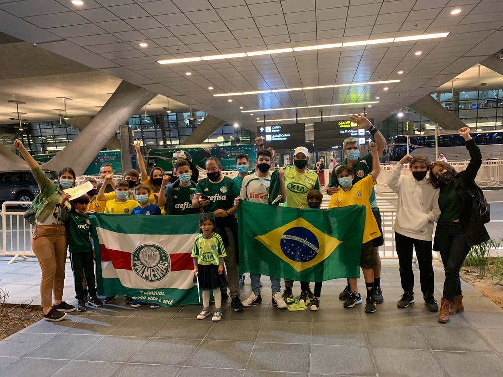 Torcedores do Palmeiras no aeroporto de Doha — Foto: Silvio Arroyo Filho