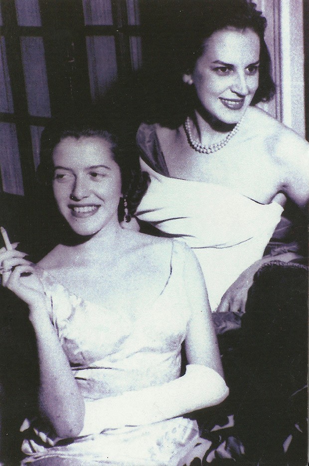 Lygia Fagundes Telles, ao fundo, e Hilda Hilst, em primeiro plano, na década de 1950 (Foto: Acervo Instituto Hilda Hilst/Divulgação)