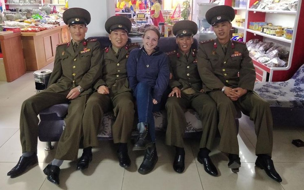 Zoe Stephens posa com guardas da DMZ que conheceu ao longo de 20 viagens ao local, realizadas durante dois anos — Foto: Reprodução/Instagram/Zoe Stephens