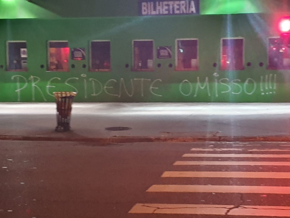 Muros Palmeiras pichados � Foto: Reprodu��o