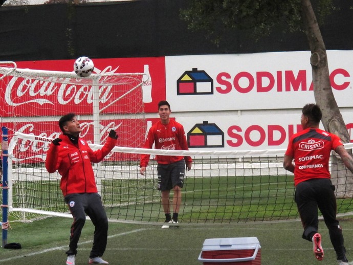 Aránguiz e Vargas formam dupla em "futetênis" contra "sparrings" do Chile (Foto: Marcelo Hazan)