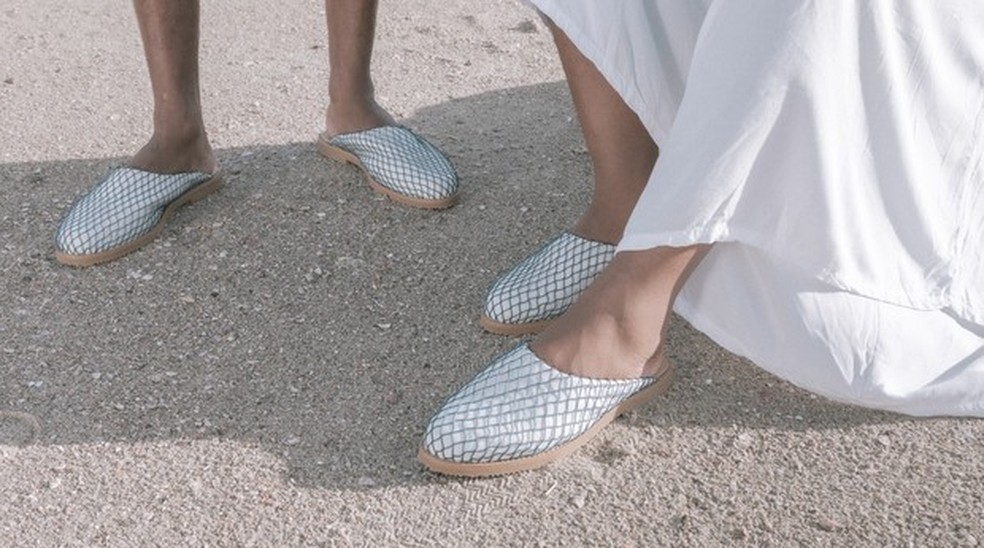 Sapatos da Coleção Rede Invisível da Urban Flowers, produzidos com redes de pesca para chamar atenção ao descarte desses materiais no oceano. — Foto: Divulgação