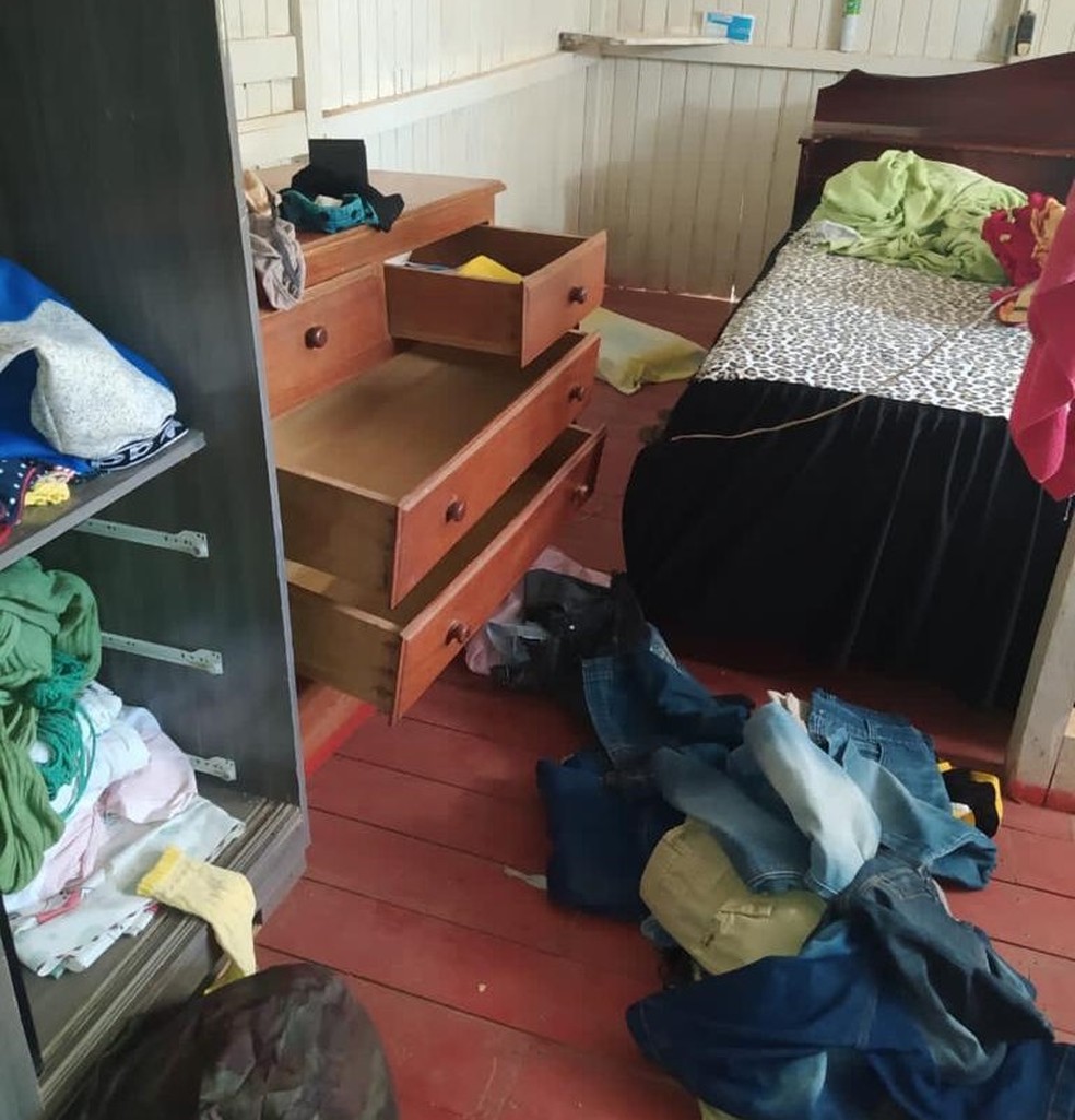 Quarto onde vítima foi achada estava revirado e veículo abandonado em rua de Rio Branco — Foto: Arquivo/PM-AC
