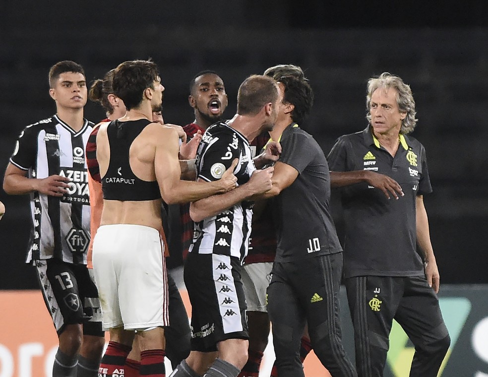 Flamengo e Botafogo fizeram clássico tumultuado no segundo turno do Brasileirão — Foto: André Durão/GloboEsporte.com