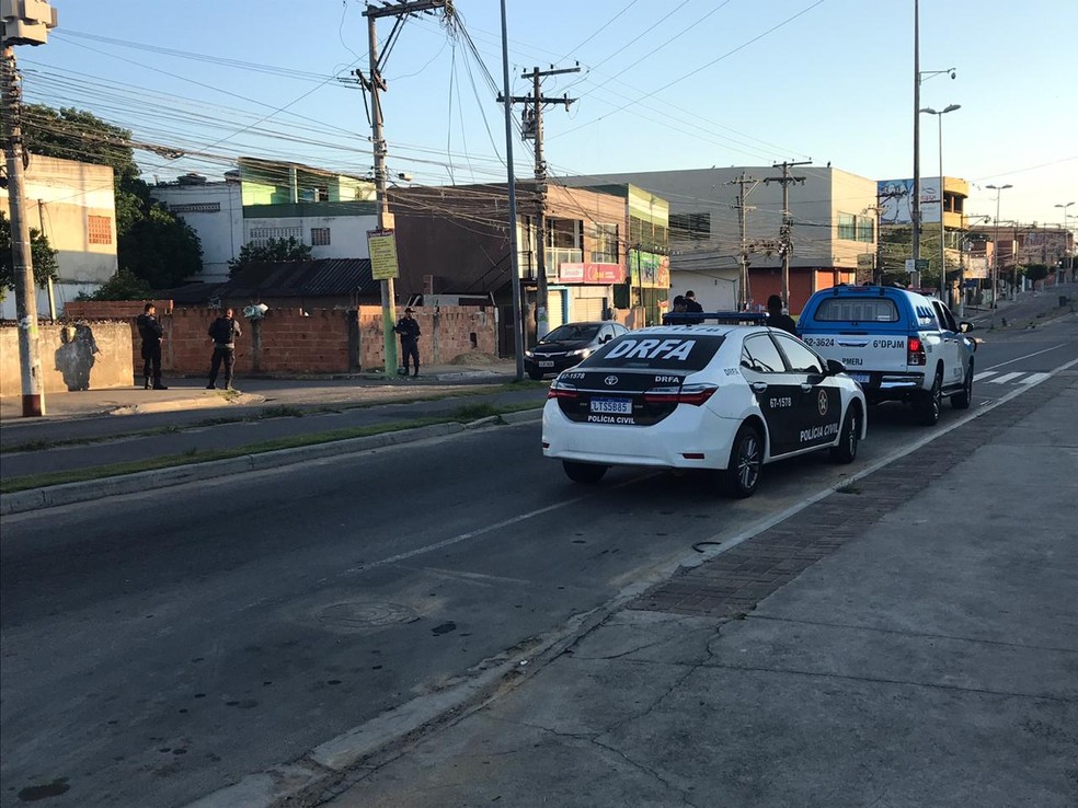 Agentes cumpriram mandado em Campos — Foto: Cléber Rodrigues/Inter TV