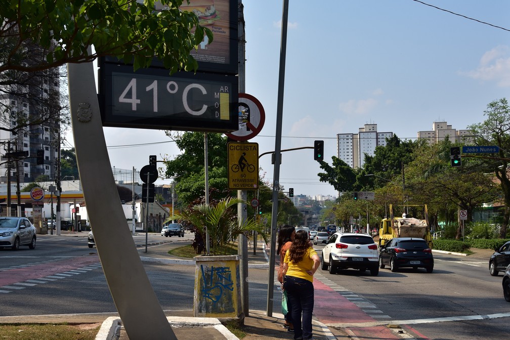 Dia de muito calor em São Paulo nesta quinta-feira (01). Termômetro de rua marca 41ºC na Av. Luiz Dumont Villares, na Zona Norte da capital paulista. — Foto: Roberto Casimiro/FotoArena/Estadão Conteúdo 