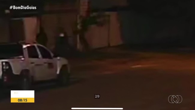 Homens derrubam porto de casa e matam morador a tiros em Goinia