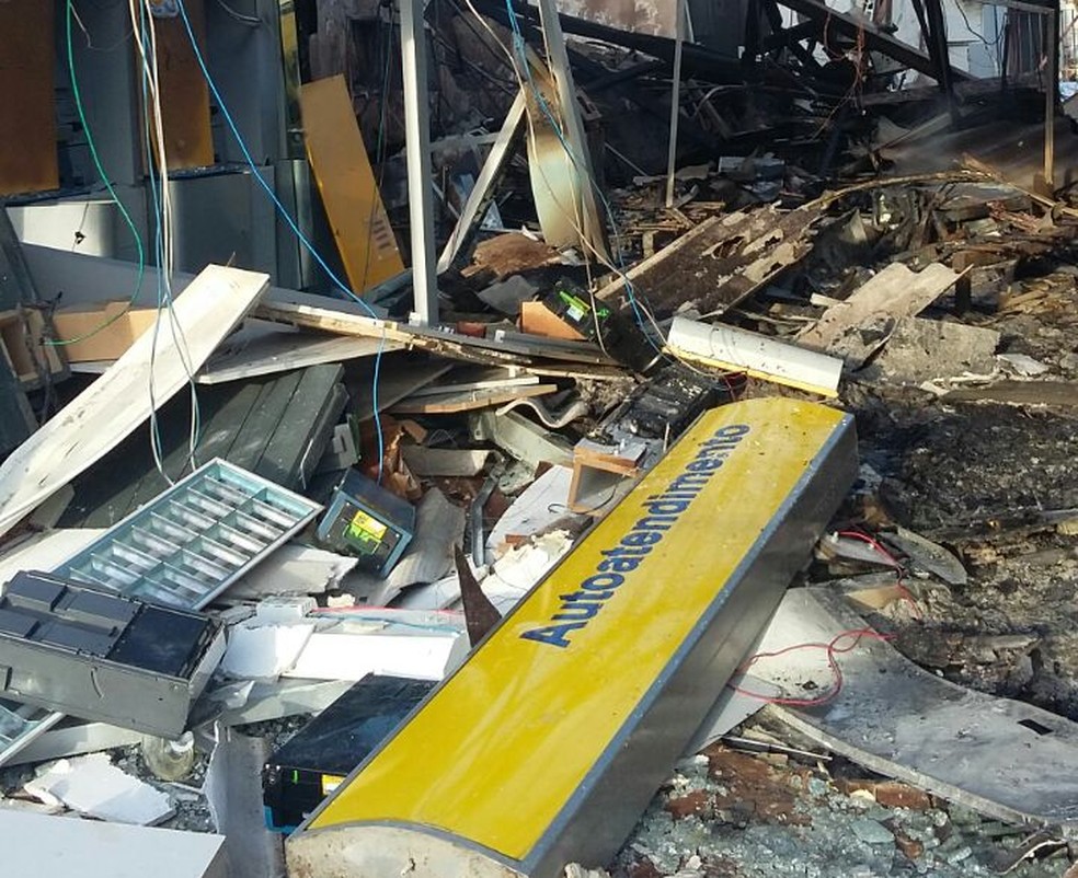Banco do Brasil &eacute; alvo de explos&atilde;o em Porto de Galinhas, em Ipojuca, no Grande Recife (Foto: Danilo Cesar/ TV Globo)