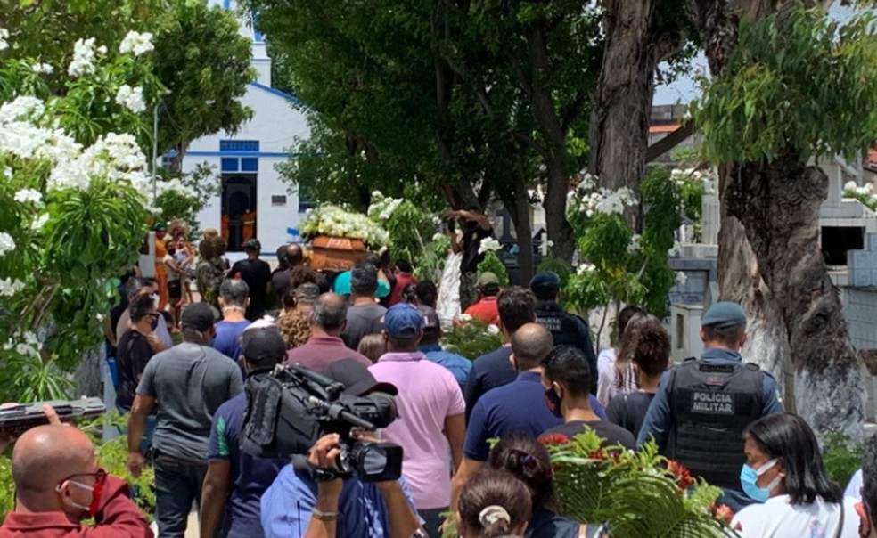 Sepultamento do policial Marcos Luís Morais em Aracaju — Foto: Rafael Carvalho/TV Sergipe
