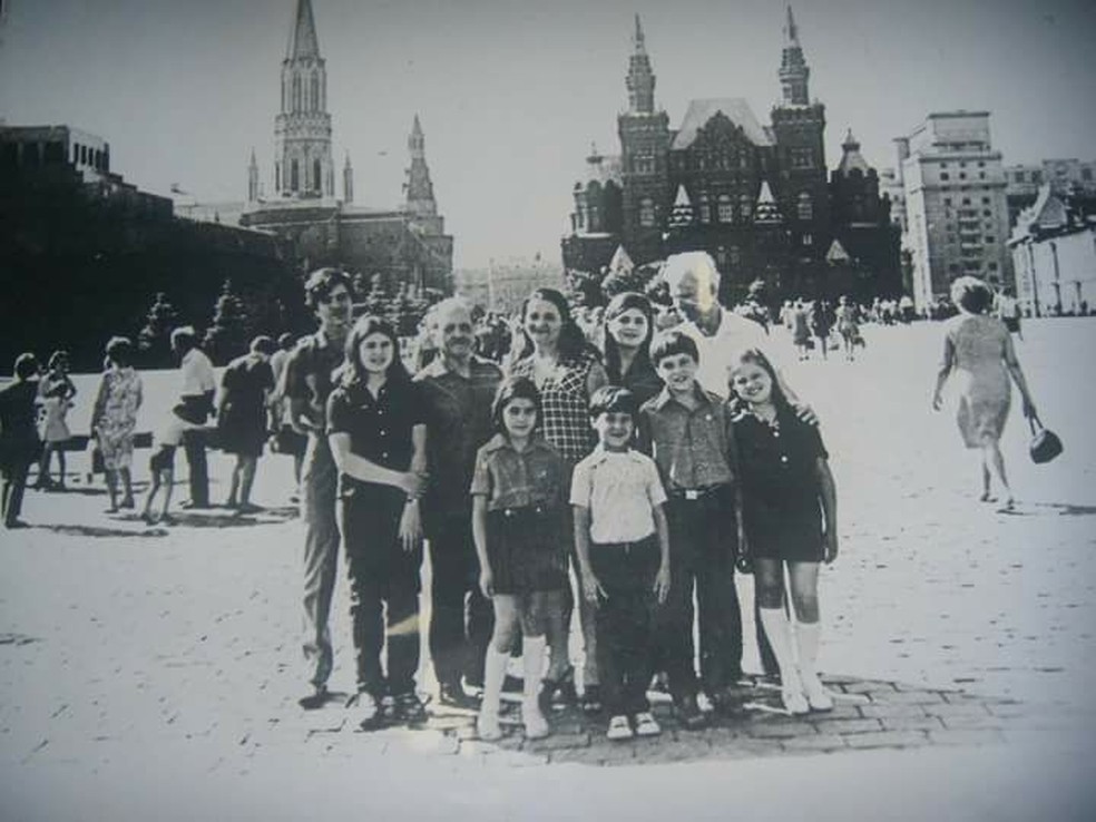 Família Prestes exilida em Moscou, na Rússia, em 1971 (Foto: Arquivo Pessoal/Mariana Prestes )