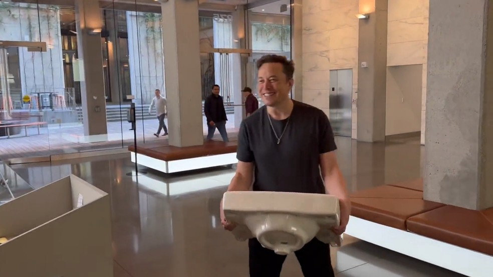 Elon Musk entra na sede do Twitter carregando uma pia. — Foto: Reprodução/Twitter