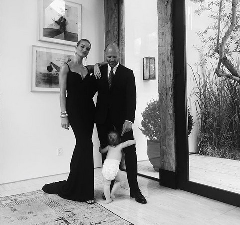 Rosie Huntington Whitley e Jason Statham e o filho dos dois (Foto: Instagram)