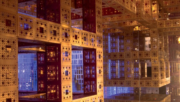 A instalação multissensorial de arte fractal Beyond Infinity, do arquiteto francês Serge Salat, 62 anos, traz cerca de 550 peças de espelho forrando as paredes, o teto e o chão dos 330 metros quadrados do 23º andar do Farol Santander (Foto: Divulgação)